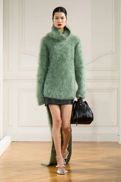 Look 16